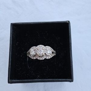 DIAMOND n WHITE GOLD Elegant White Gold Triple-Stone Women's Ring